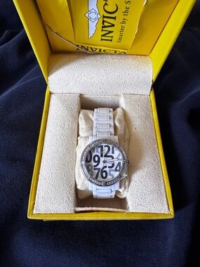 Invicta Classique White Ceramic Crystal Ladies Watch 
Item No. 10272